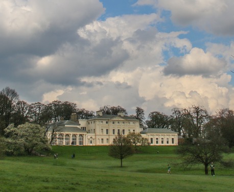 Starting at the car park, the walk begins passing the rather grand Kenwood House, with a place to grab a drink and snack if needed. The route takes you skirting round the building, in and out of paths surrounded by foliage and leafy arches, with a view of one of the bigger lakes.
