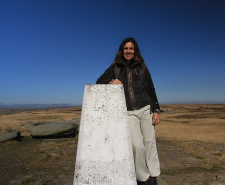 Julia Bradbury Walks in the Peak District up to Kinder Scout and Nooe Stool in this route, as seen on TV in Best Walks With A View.
