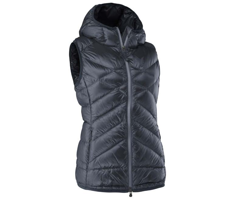 Whether it’s a light jacket for urban and outdoor activities or as an extra insulation layer under your ski jacket, the Cassia down vest is a real all-rounder. Thanks to it packing down so small it can be packed into the supplied back in just a few seconds and fits easily into any handbag or backpack. The smart down sections arranged in parallel flatter the figure and prevent the filling from shifting. As a result, the Cassia down vest always retains its shape.