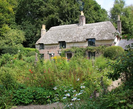 This short one-mile loop walk explores the thatch cottage, gardens and woodlands that were the birthplace of iconic English author and poet Thomas Hardy.