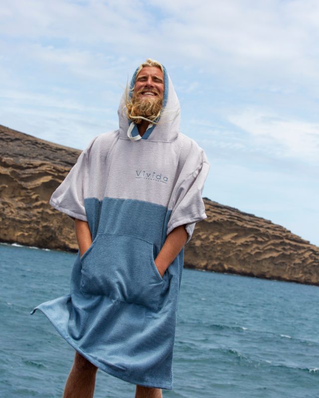 Our classic, most popular poncho to protect you from the elements in all your water-side adventures.
Perfect for surf, kitesurfing, wakeboarding, the beach, pool, triathlons and more - the low-profile and ultra-absorbent Quick Dry microfibre is fast-drying and efficient at absorbing moisture.